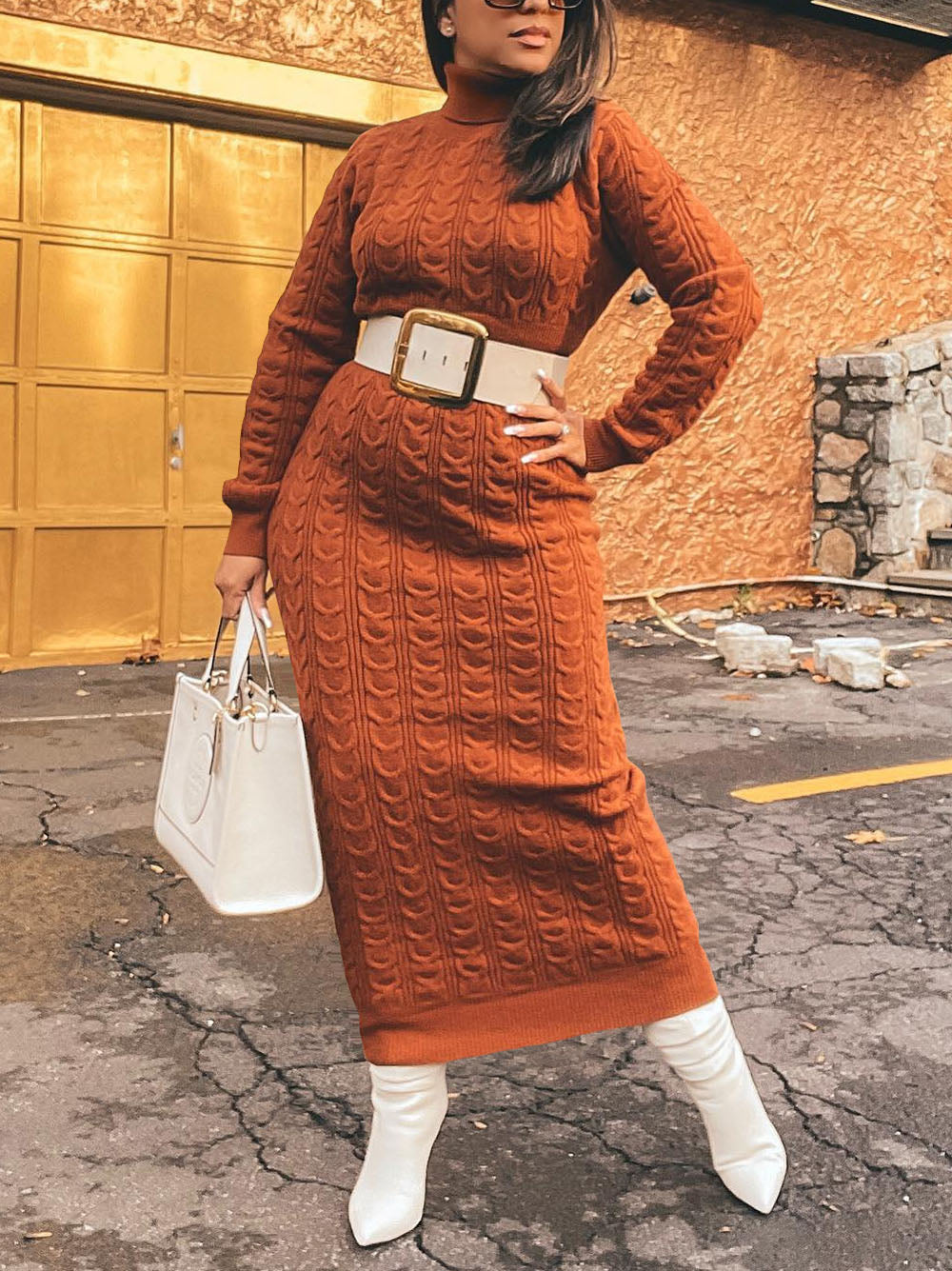 Einfarbiges Strickkleid mit Rollkragen