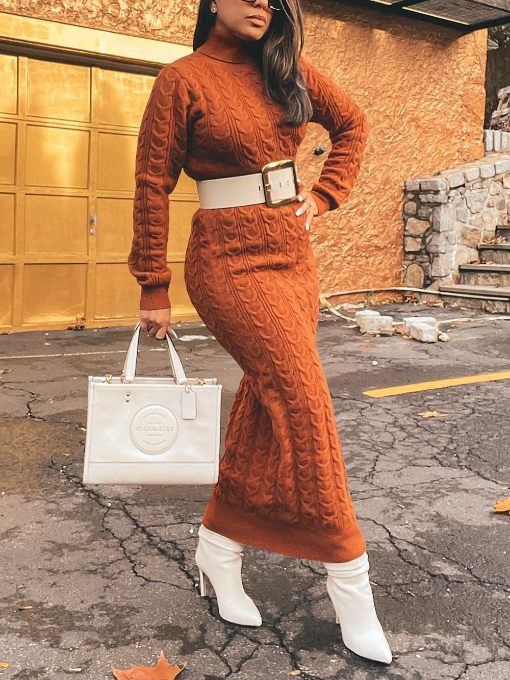 Einfarbiges Strickkleid mit Rollkragen