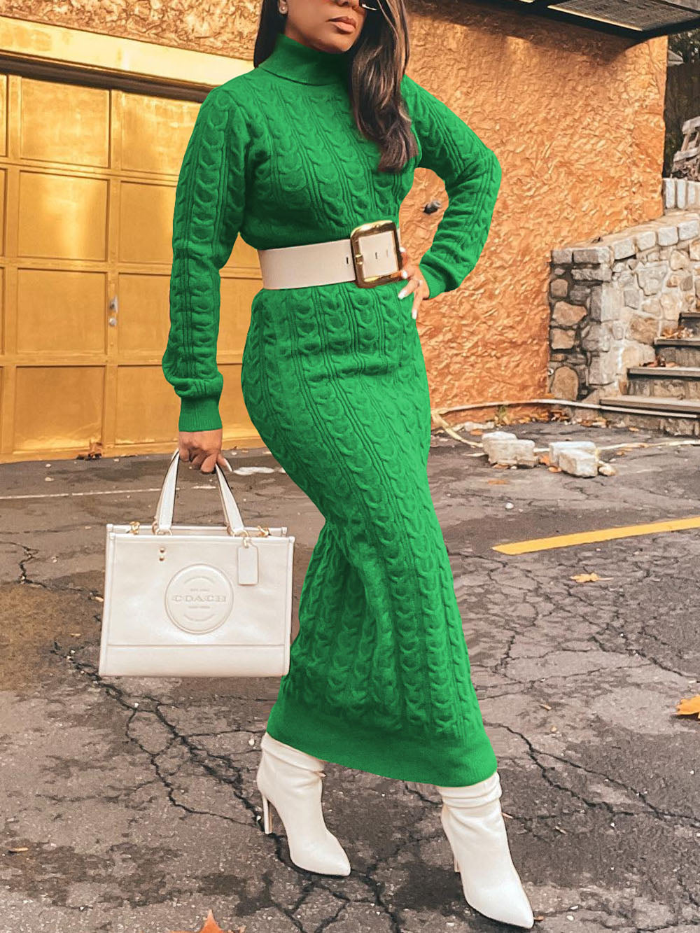 Einfarbiges Strickkleid mit Rollkragen