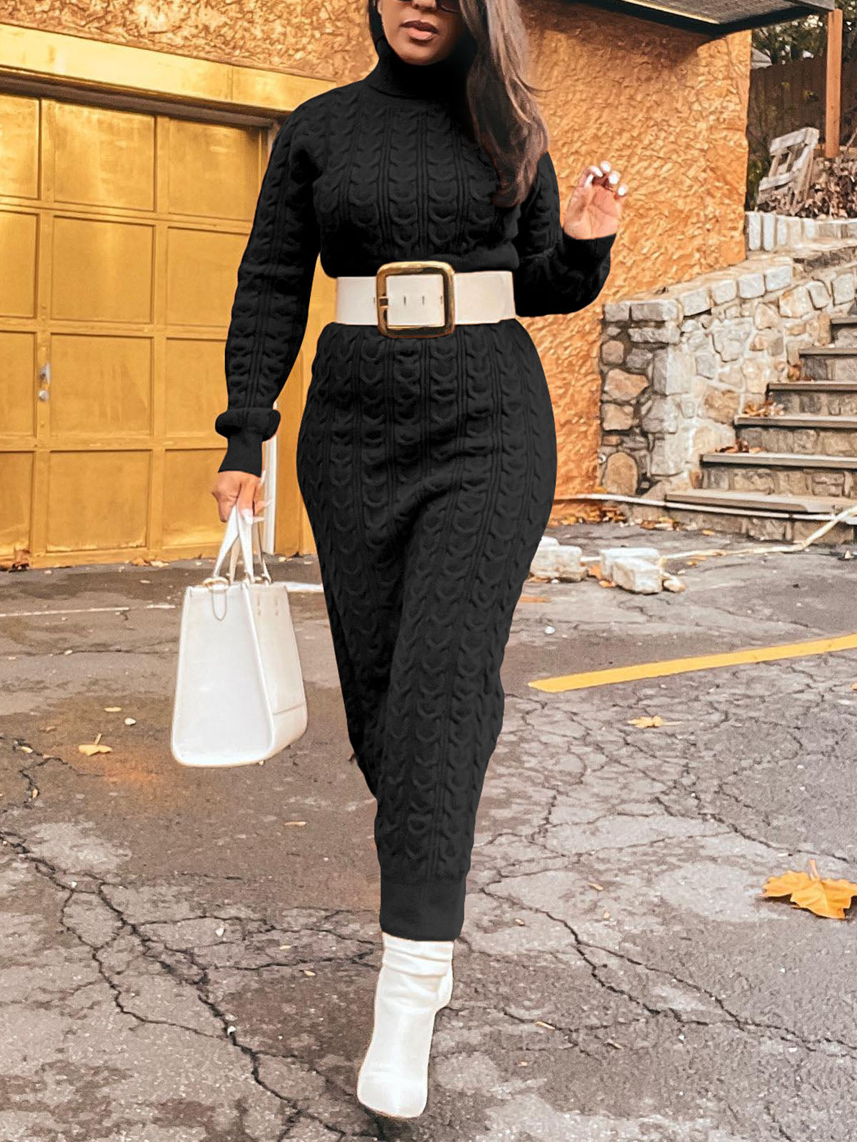 Einfarbiges Strickkleid mit Rollkragen