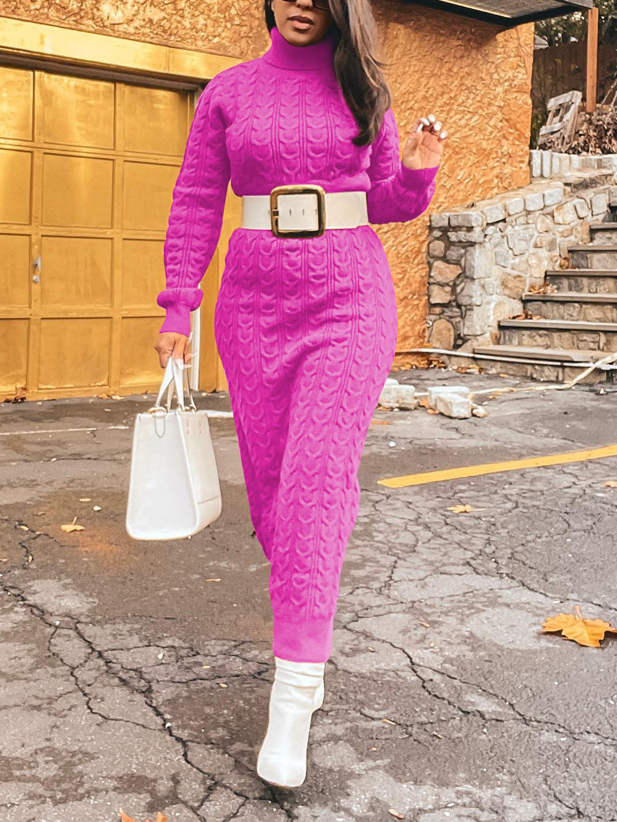 Einfarbiges Strickkleid mit Rollkragen