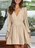 Minikleid mit langen Ärmeln und V-Ausschnitt