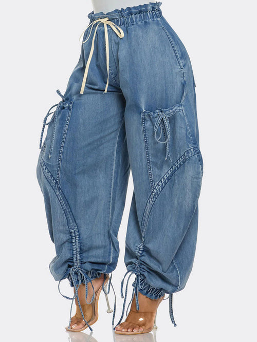 Jeans mit Schleife, elastischem Bund und lockerer Passform 